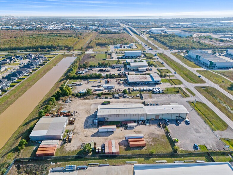 More Photos Of 11837 W Fairmont Pky, La Porte Warehouse For Lease