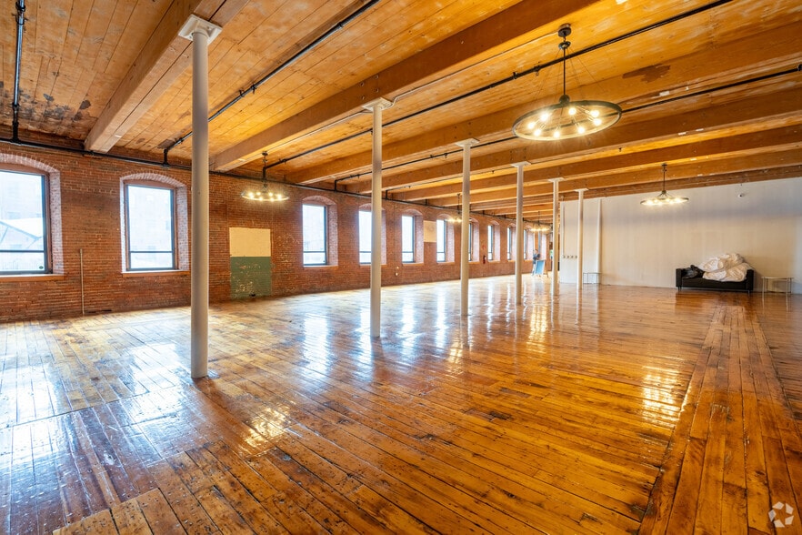 More Photos Of 4 Open Square Way, Holyoke Showroom For Lease