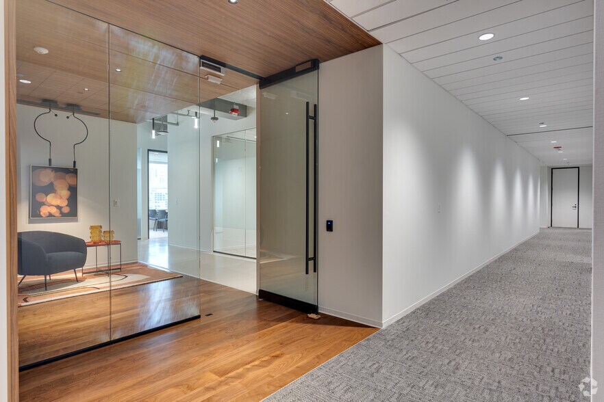 More Photos Of 77 W Wacker Dr, Chicago Office For Lease