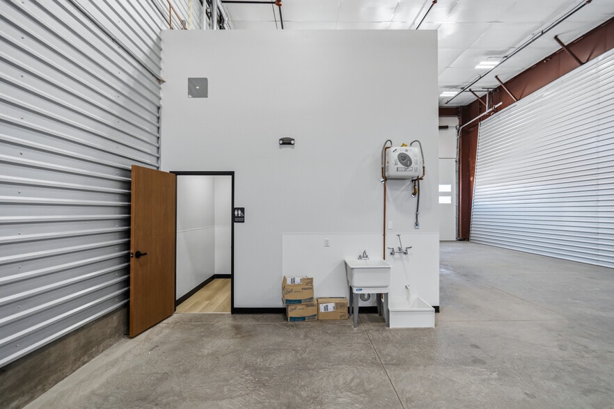 More Photos Of 2995 Kiowa Blvd N, Lake Havasu City Warehouse For Lease