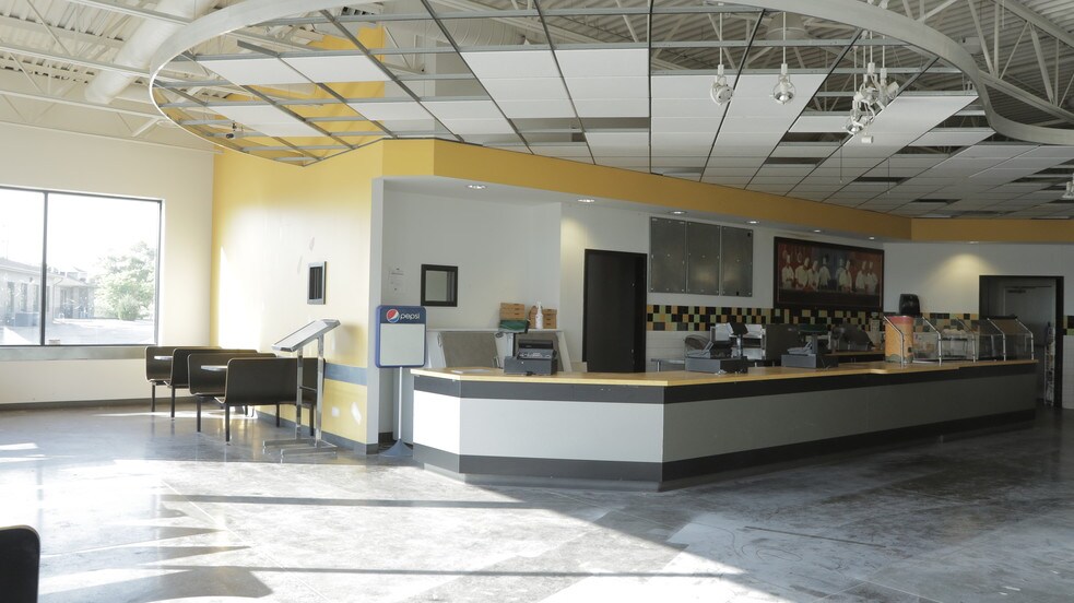 More Photos Of 5700 N 33rd Cir, Lincoln Service Station For Sale