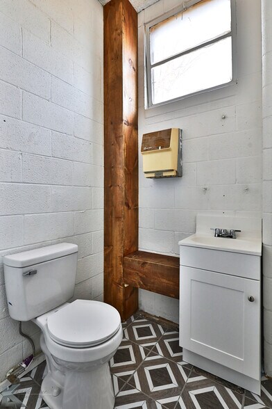 More Photos Of 411 E South 11th St, Abilene Warehouse For Lease