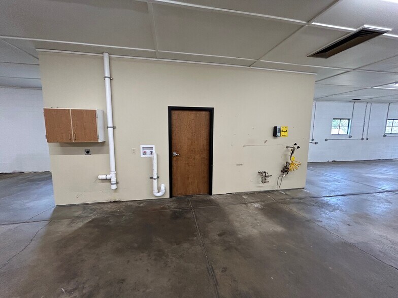 More Photos Of 101 Rathbone Rd, Marietta Flex For Sale