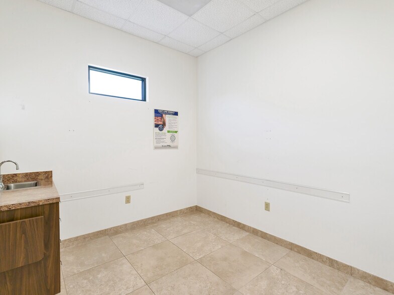 More Photos Of 714 S Peek Rd, Katy Medical For Lease