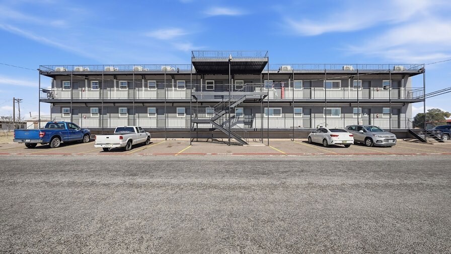 Primary Photo Of 808 Avenue H, Levelland Apartments For Sale