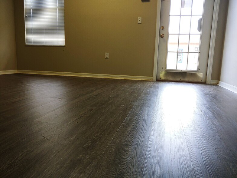More Photos Of 8909 Regents Park Dr, Tampa Office Residential For Lease
