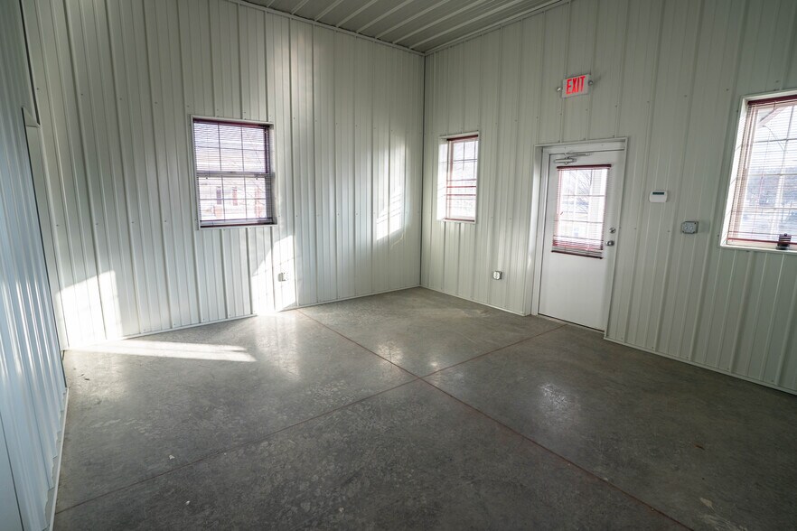 More Photos Of 200 S Memorial Dr, Independence General Retail For Lease