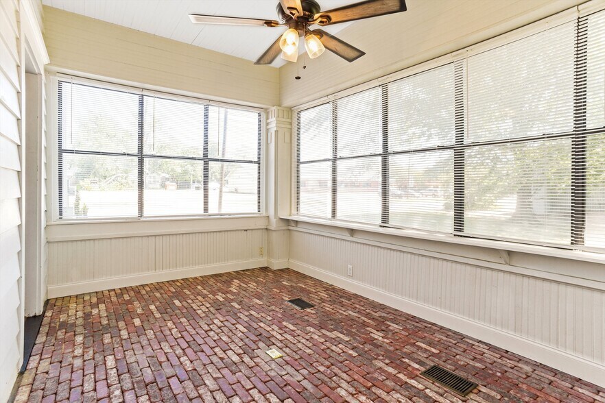 More Photos Of 1116 Lamar Ave, Paris Office For Sale