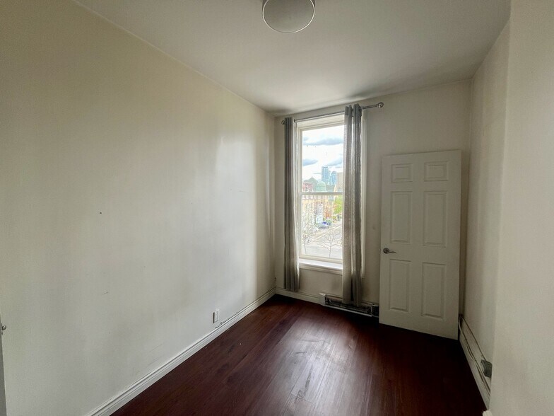 More Photos Of 402 Spadina Av, Toronto Storefront Retail Residential For Lease