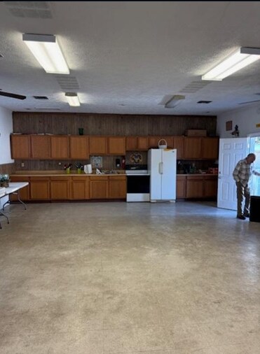 More Photos Of 9610 N 13th St, Tampa Religious Facility For Sale