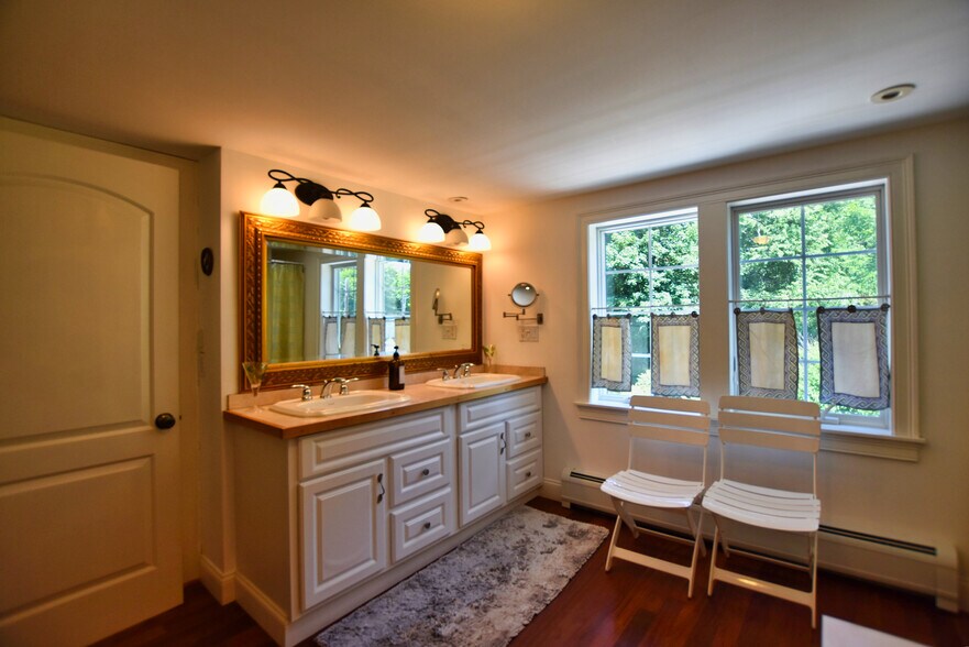 More Photos Of 146 Calef Hwy, Barrington Flex For Sale