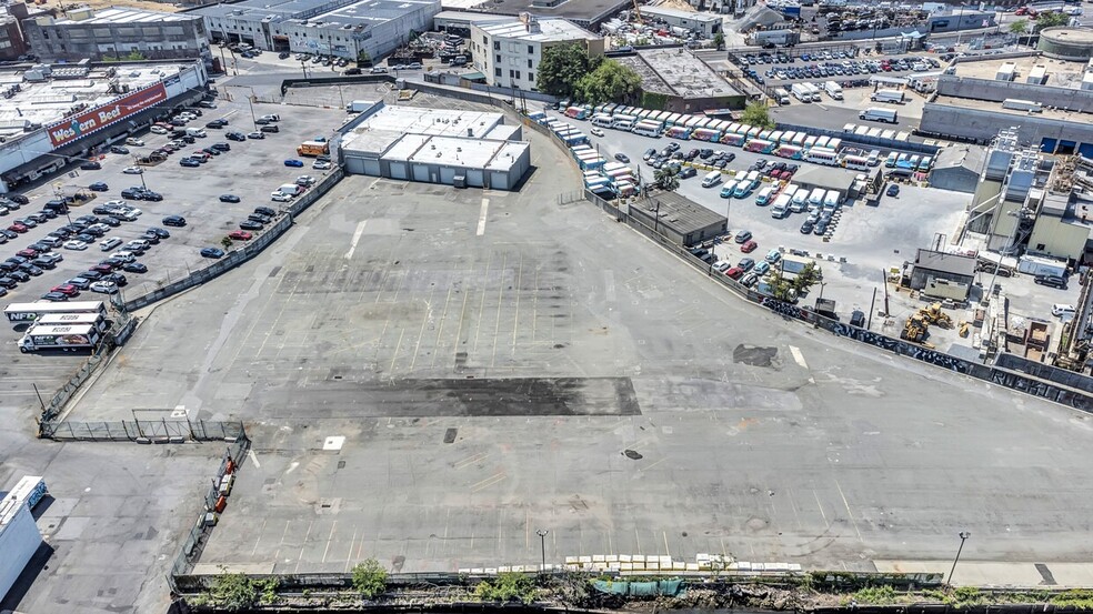 Primary Photo Of 4681 Metropolitan Ave, Ridgewood Truck Terminal For Lease