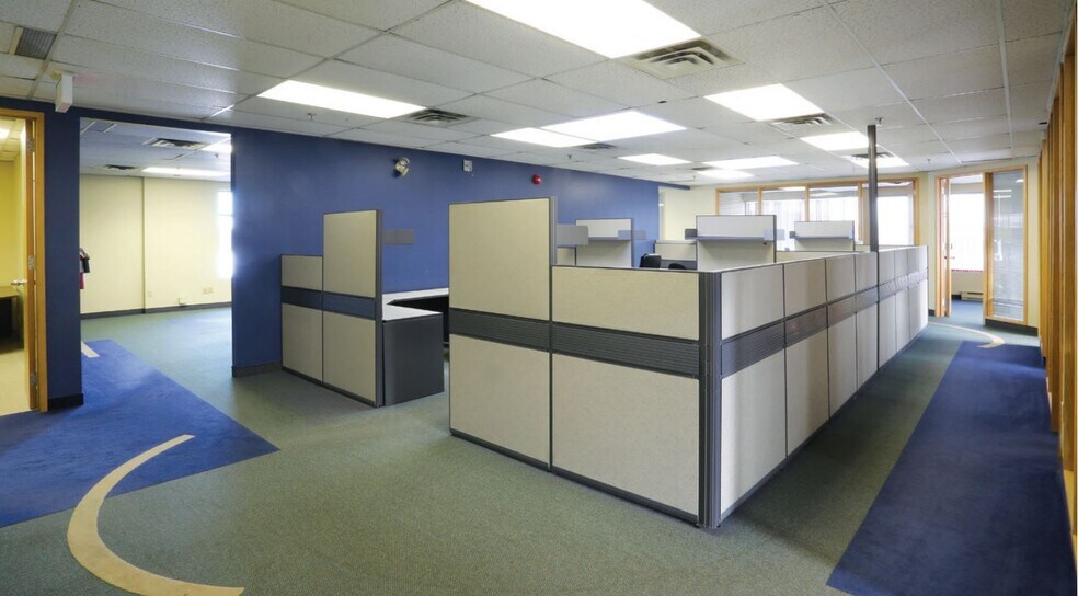 More Photos Of 9260-9300 Blvd Henri Bourassa W, Montréal Flex For Lease