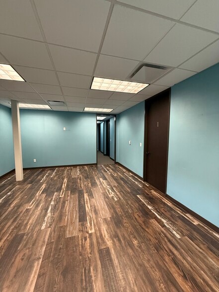 More Photos Of 800 W Long Lake Rd, Bloomfield Hills Office For Lease