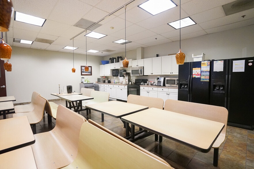 More Photos Of 1600 Yosemite Blvd, Modesto Office For Lease