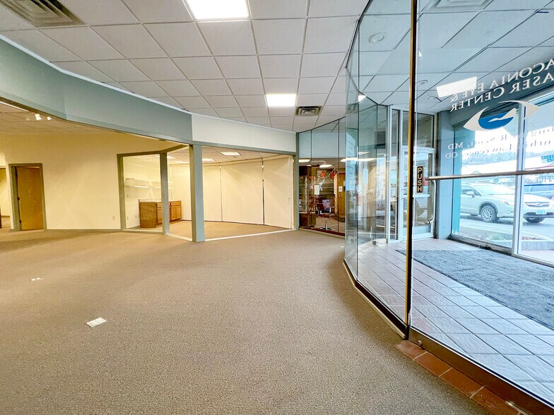 More Photos Of 35 Center St, Wolfeboro Storefront Retail Office For Lease