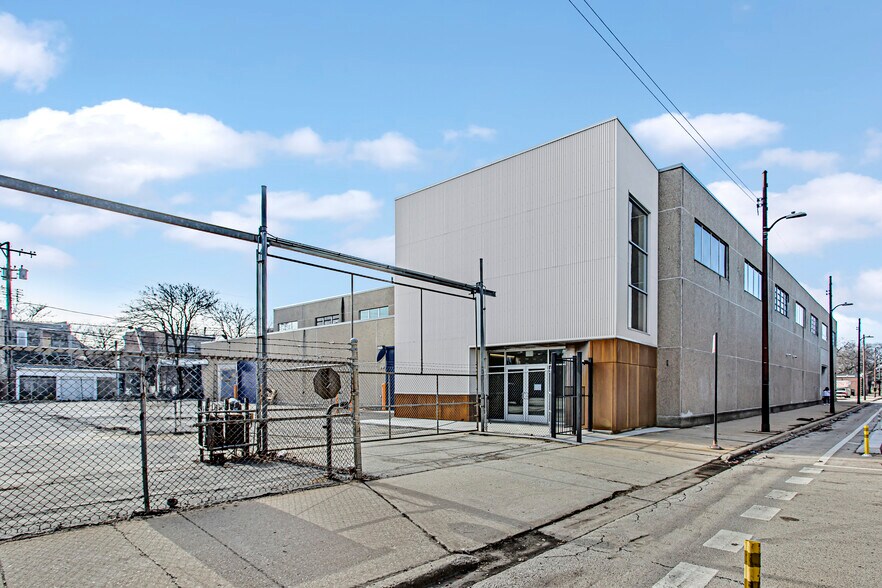 More Photos Of 3333 W Lake St, Chicago Manufacturing For Lease