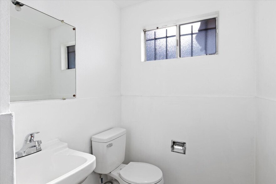 More Photos Of 239 W Washington Ave, Escondido General Retail For Sale