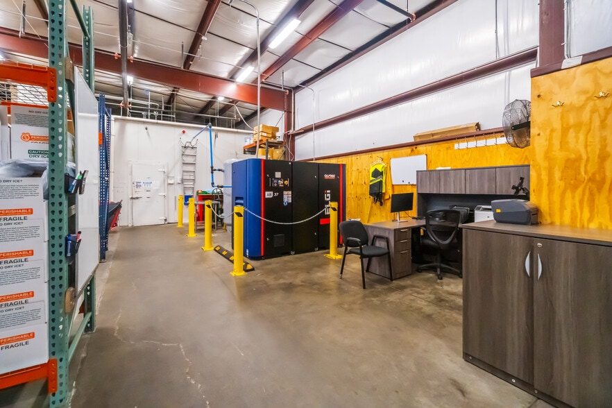 More Photos Of 1907 Gateway Blvd, Charlotte Warehouse For Sale