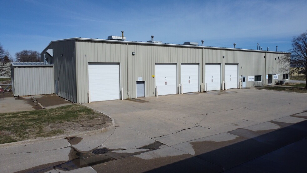 More Photos Of 3408 101st St, Urbandale Truck Terminal For Sale