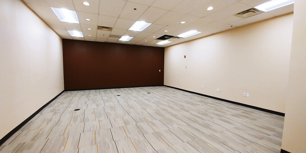 More Photos Of 10201 N Illinois St, Indianapolis Office For Lease