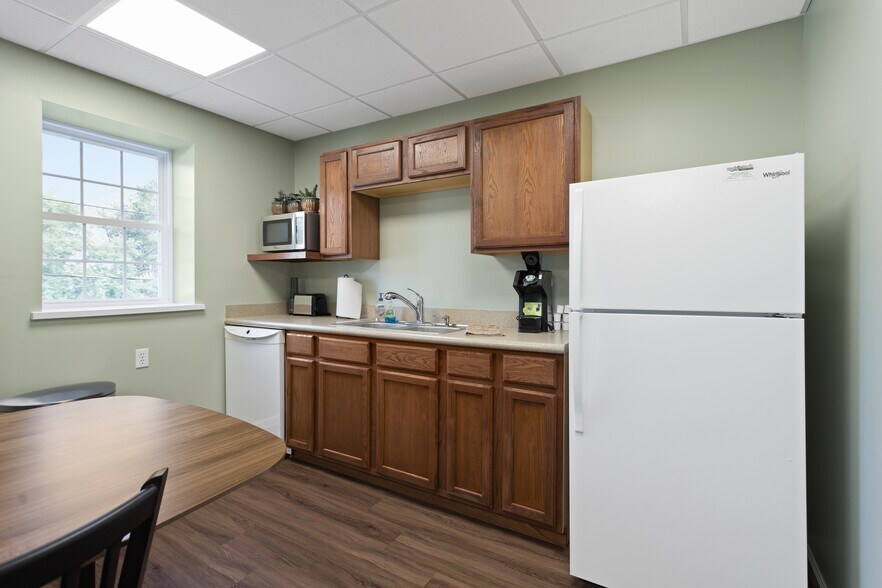 More Photos Of 218 Oak St, Grove City Office For Lease