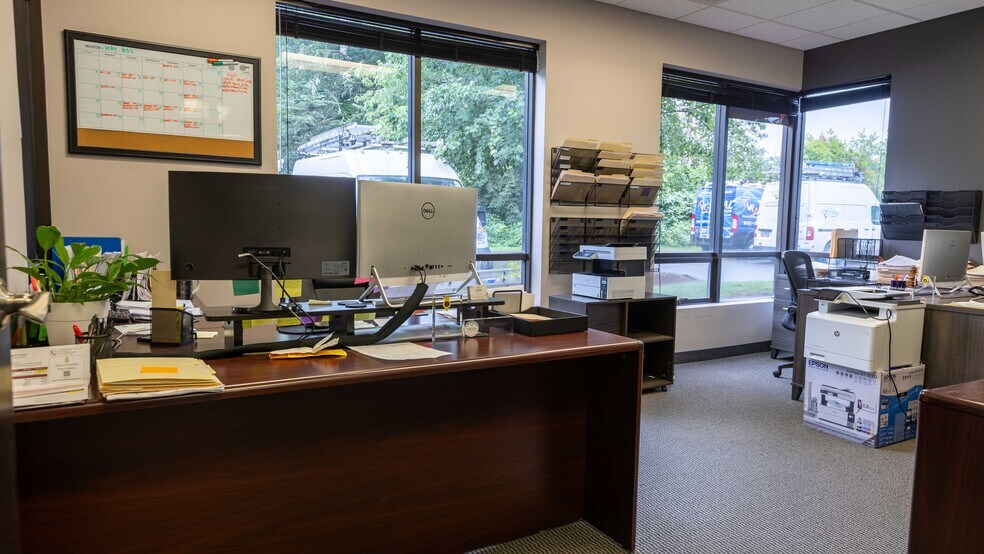 More Photos Of 5293 NE Elam Young Pky, Hillsboro Showroom For Sale