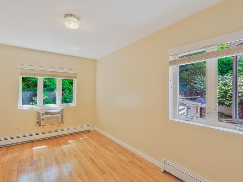 More Photos Of 8666 Midland Pky, Jamaica Multifamily For Sale