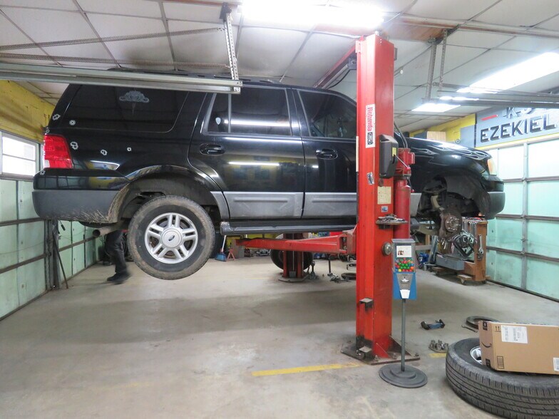 More Photos Of 5497 S Grundy Quarles Hwy, Bloomington Springs Auto Salvage Facility For Sale