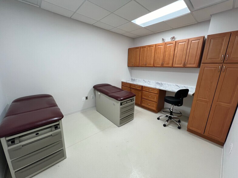 More Photos Of 185-205 Froehlich Farm Blvd, Woodbury Medical For Lease