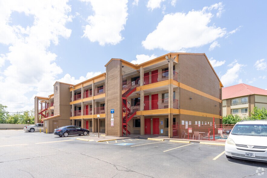 More Photos Of 8800 Airport Blvd, Houston Hospitality For Sale