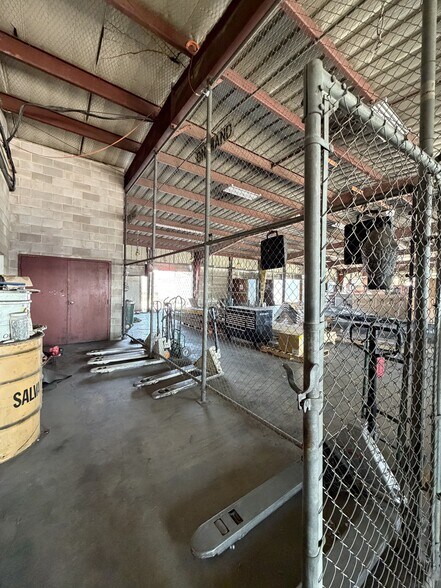 More Photos Of 2026 W Malone Ave, San Antonio Warehouse For Lease