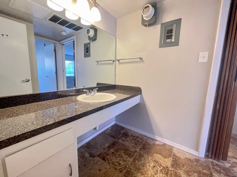 More Photos Of 802 Gold Ave SW, Albuquerque Apartments For Sale