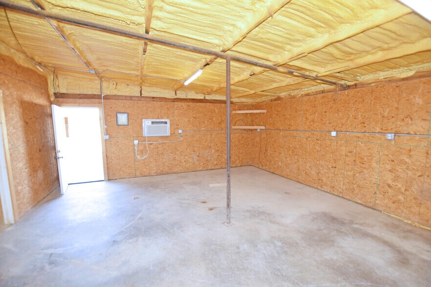 More Photos Of 305 E 57th St, Odessa Warehouse For Sale