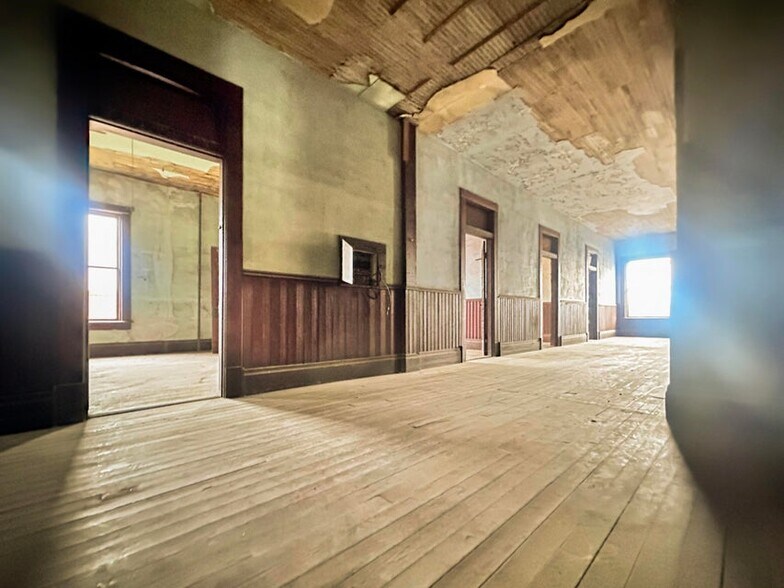 More Photos Of 200 S 3rd St, Leesville Hospitality For Sale