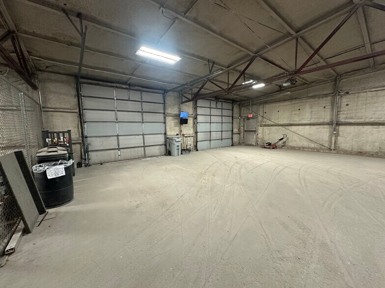 More Photos Of 2029 Plymouth Ave, Waterloo Flex For Sale