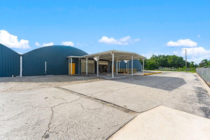 More Photos Of 700 S Hawthorne Ave, Apopka Warehouse For Lease
