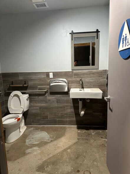 More Photos Of 720 Olive Dr, Davis Warehouse For Lease