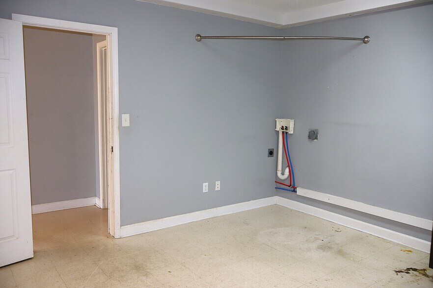 More Photos Of 501 Plaza Dr, Enterprise Storefront Retail Office For Sale