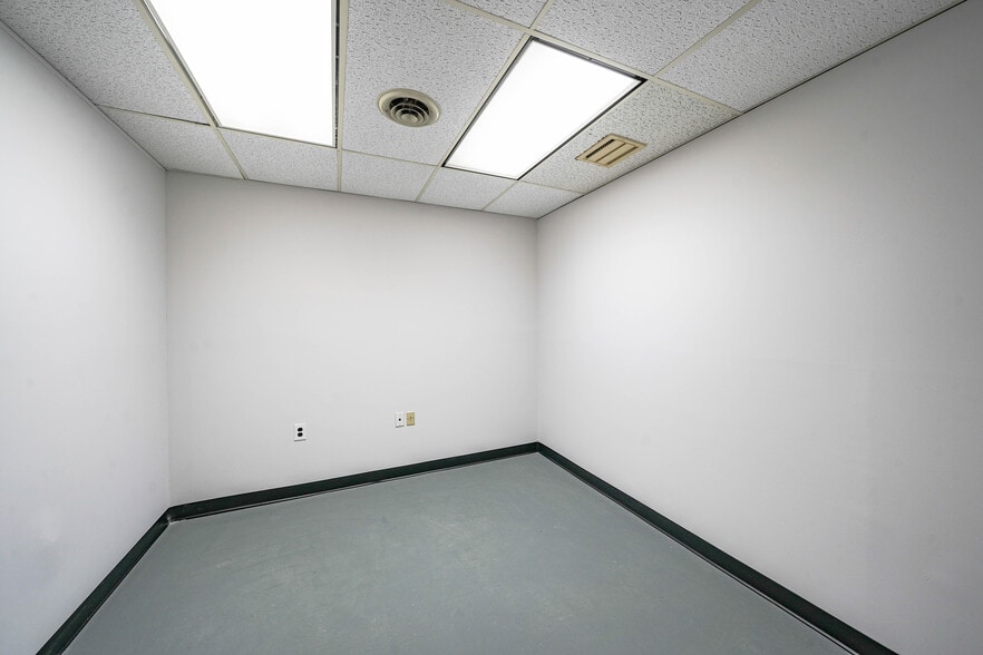 More Photos Of 8023 Malcolm Rd, Clinton Medical For Lease