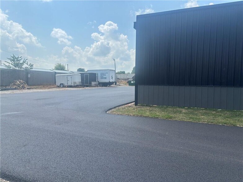 More Photos Of 1937 Maple Ave, Mattoon Warehouse For Sale