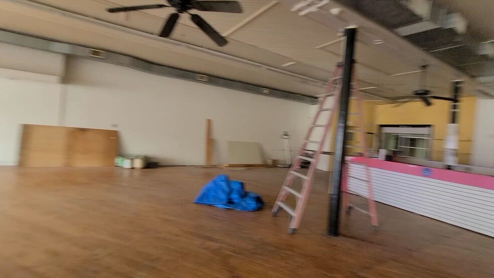 More Photos Of 400 S Main St, Emporia Restaurant For Lease