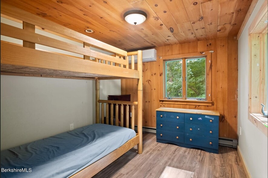 More Photos Of 1099 New Ashford Rd, Williamstown Veterinarian Kennel For Sale