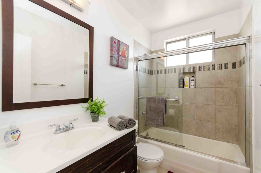 More Photos Of 1530 N Formosa Ave, Los Angeles Apartments For Sale