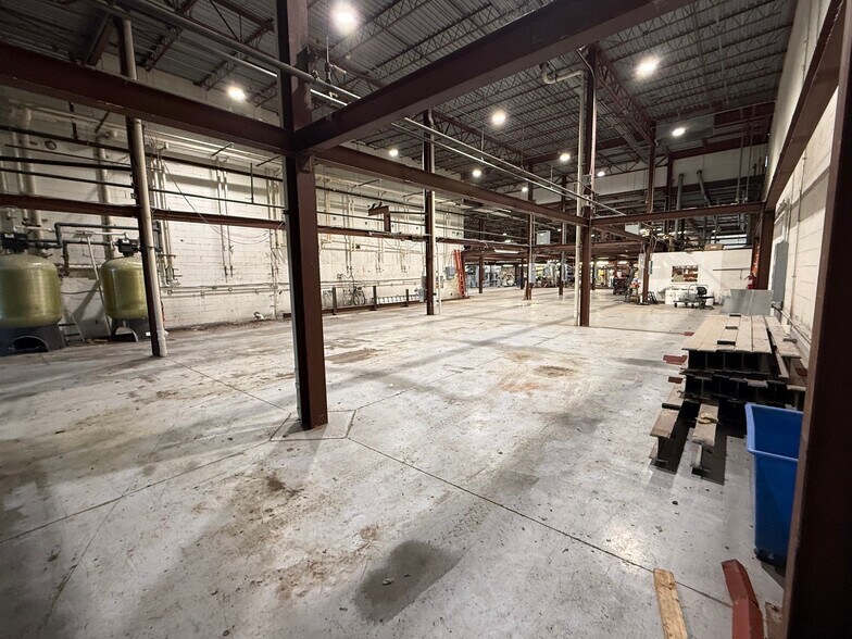 More Photos Of 2016 Madison Rd, Cincinnati Storefront Retail Office For Lease