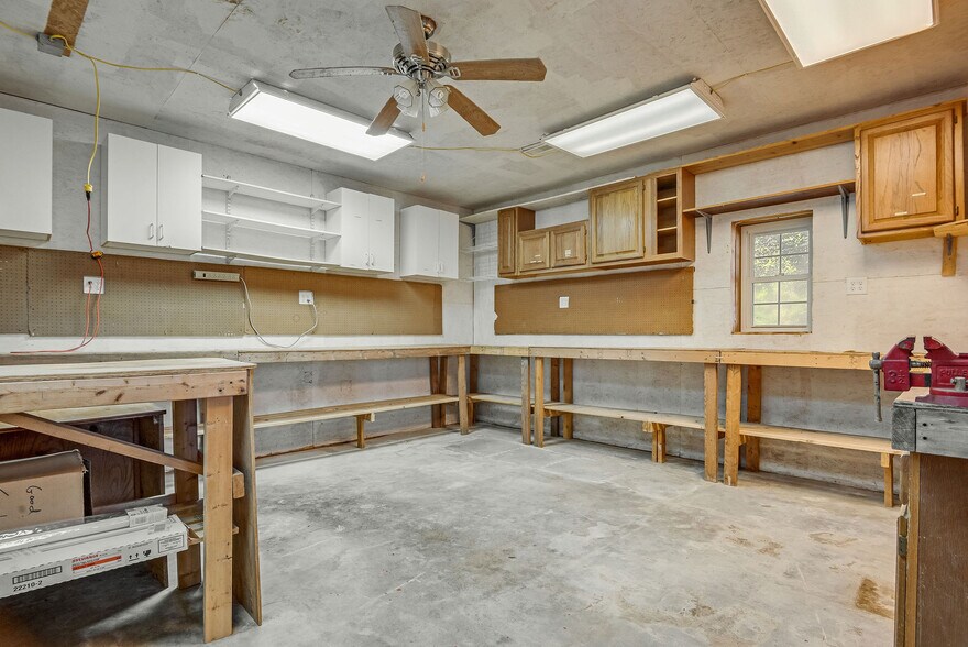 More Photos Of 201 N Wilmington St, Richlands General Retail For Sale