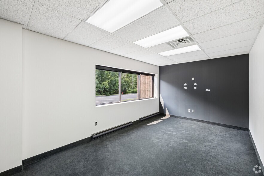 More Photos Of 600 Ryerson Rd, Lincoln Park Warehouse For Lease