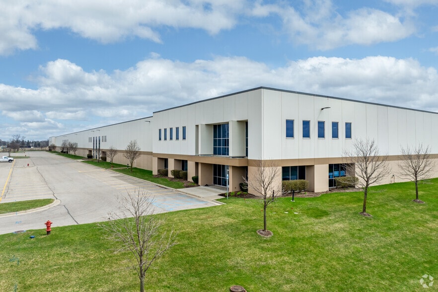 More Photos Of 315 W Silverbell Rd, Orion Warehouse For Lease