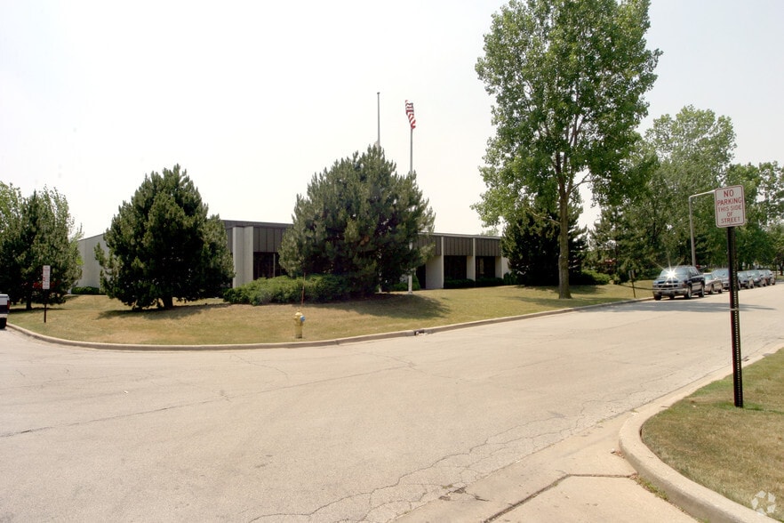 More Photos Of 1827 Janke Dr, Northbrook Manufacturing For Lease