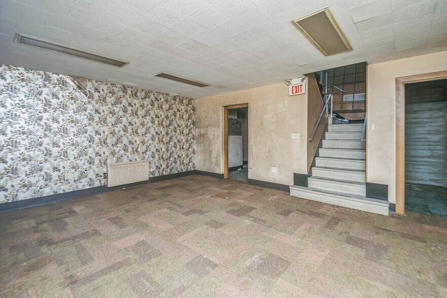 More Photos Of 43 W Laketon Ave, Muskegon General Retail For Sale